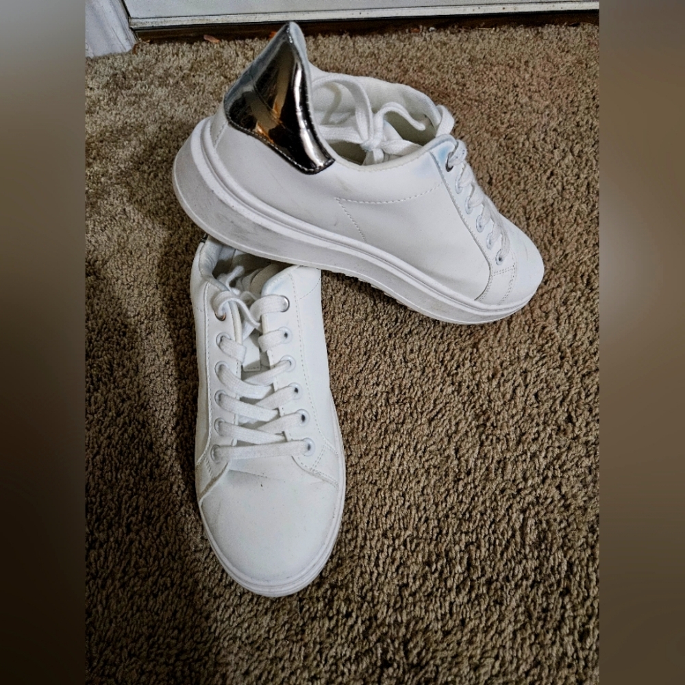 Women tennis shoes